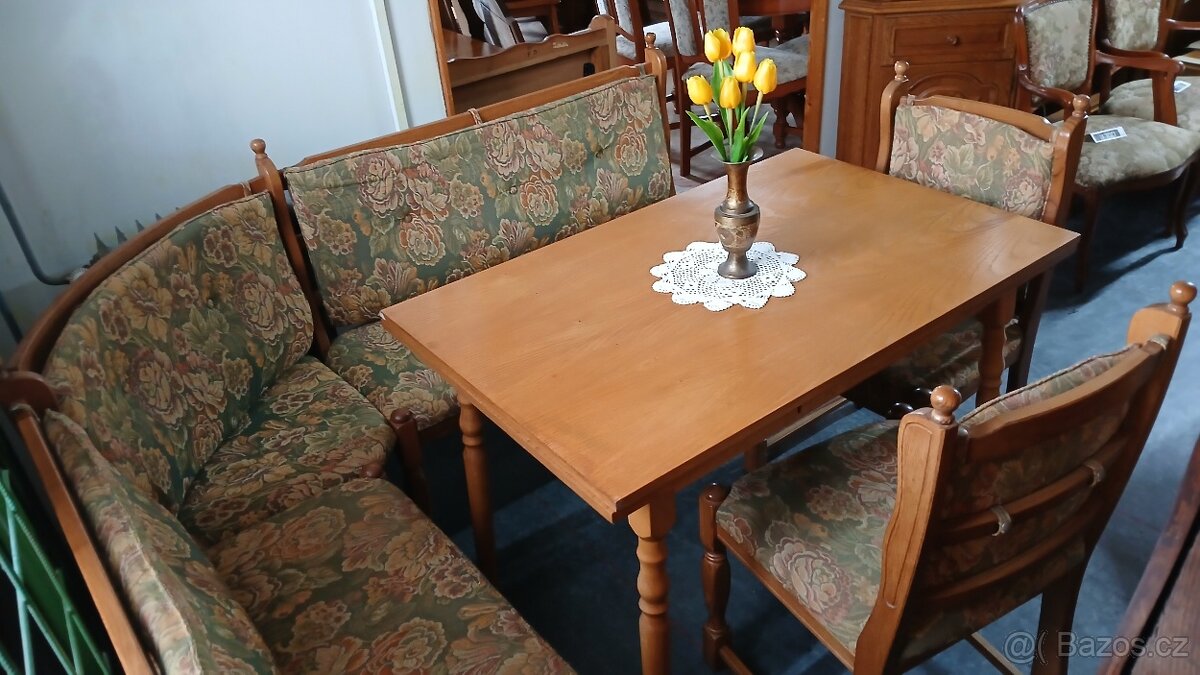 Rohová lavice + 2x židle + rozkládací stůl