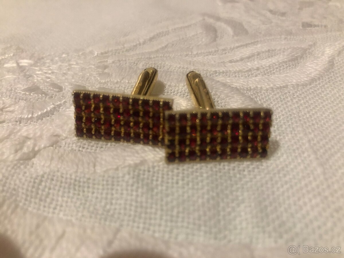 Predám strieborné manžetové gombiky s českym granátom