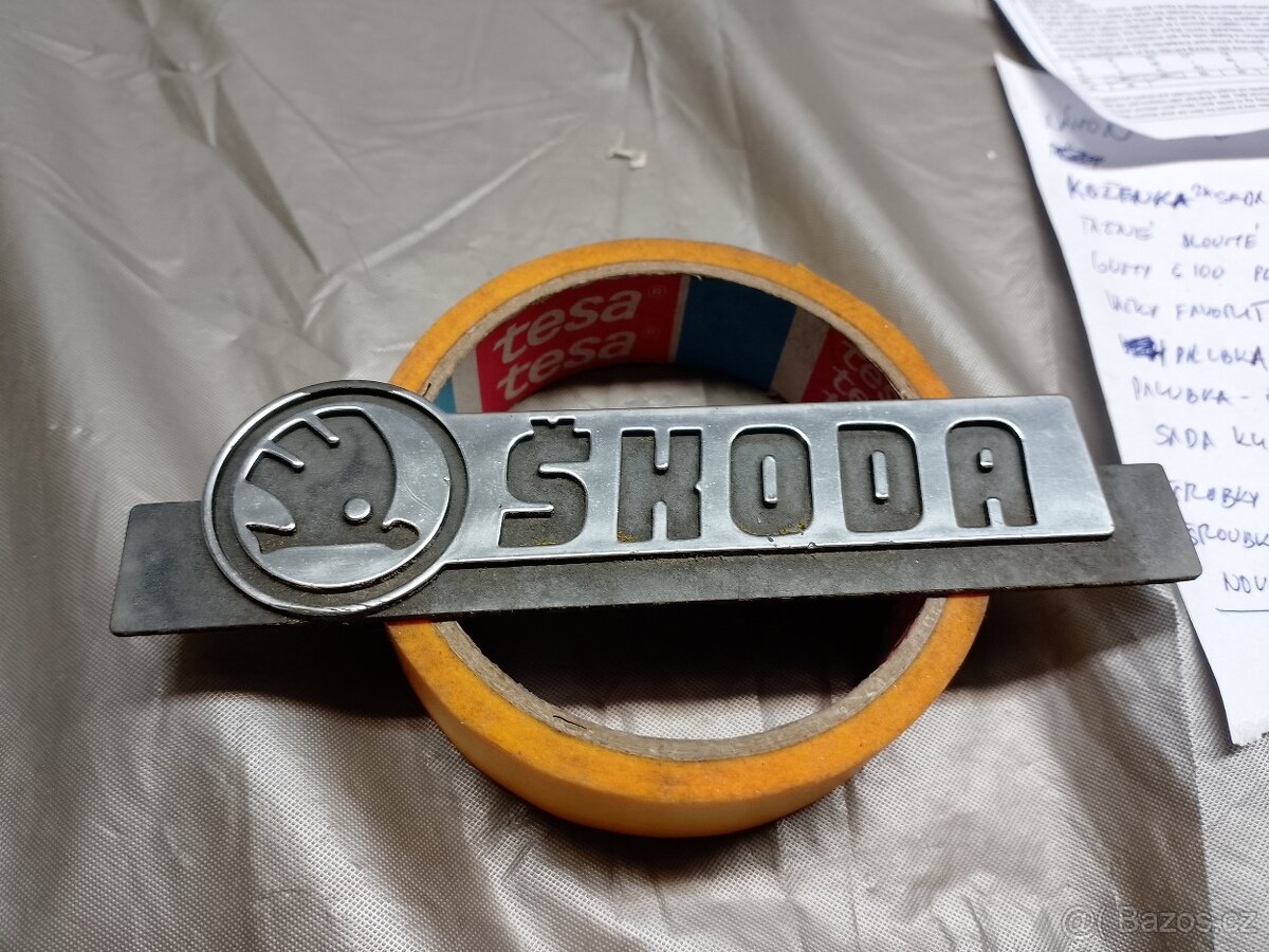 Škoda nápis na přední masku