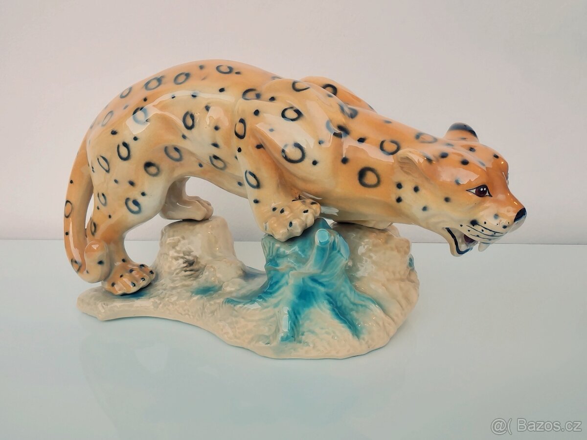 Velká stará socha geparda/levharta