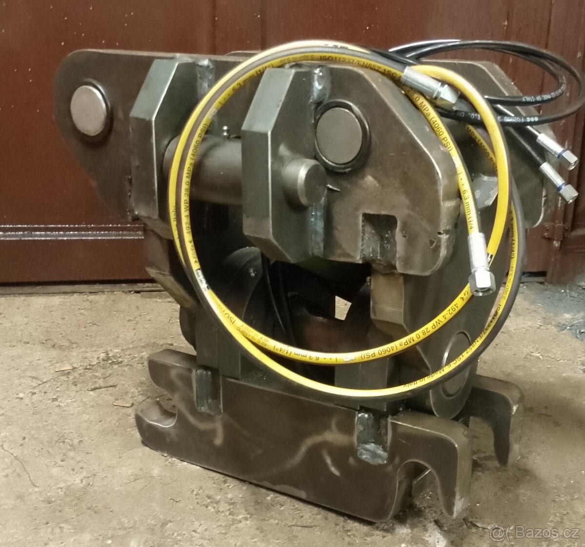 Naklápěcí pístová hlava na bagr 14-22tun . Bezúdržbova.