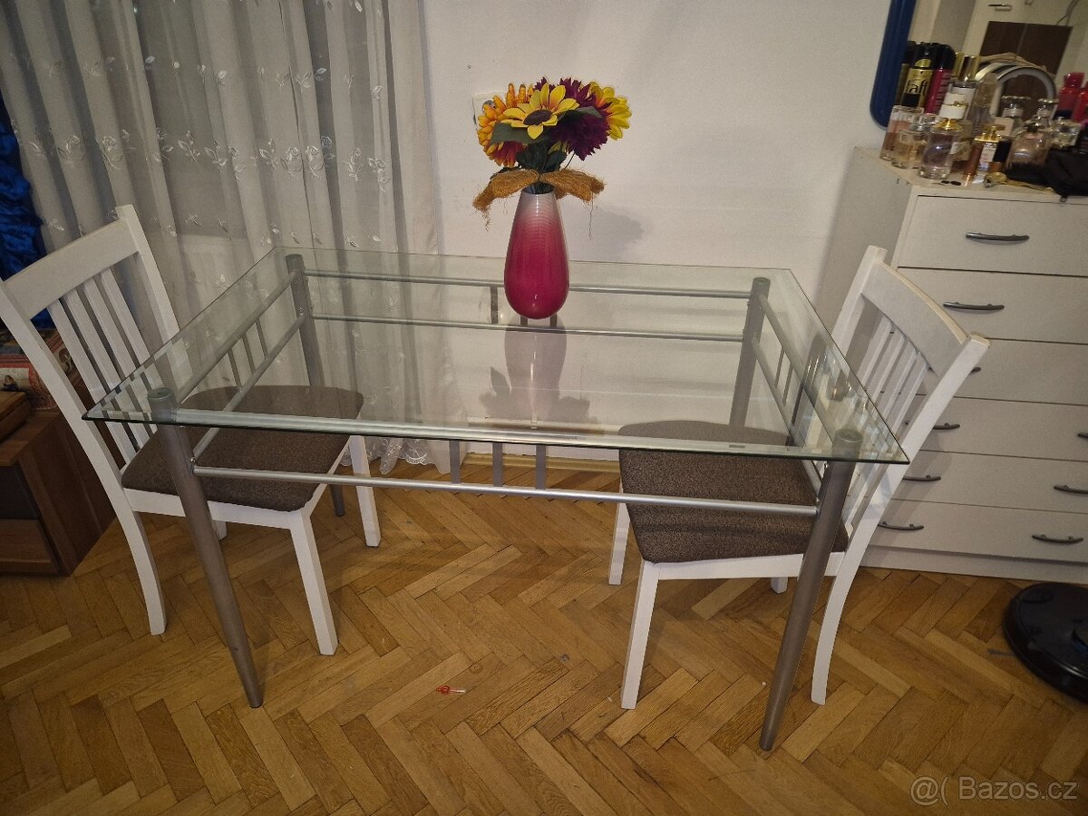 Jídelní stůl sklěněný jako nový