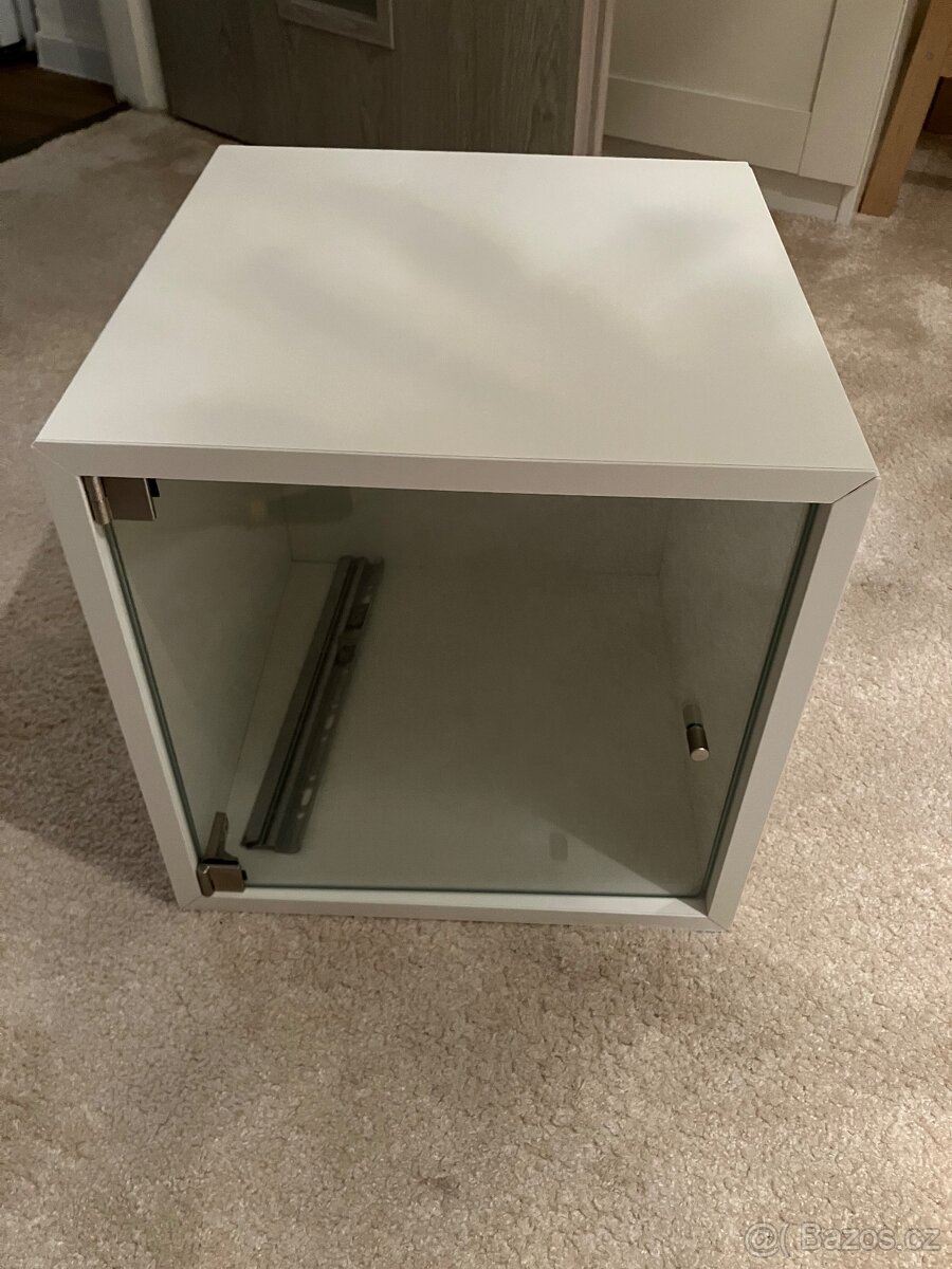 IKEA Eket včetně skleněných dvířek
