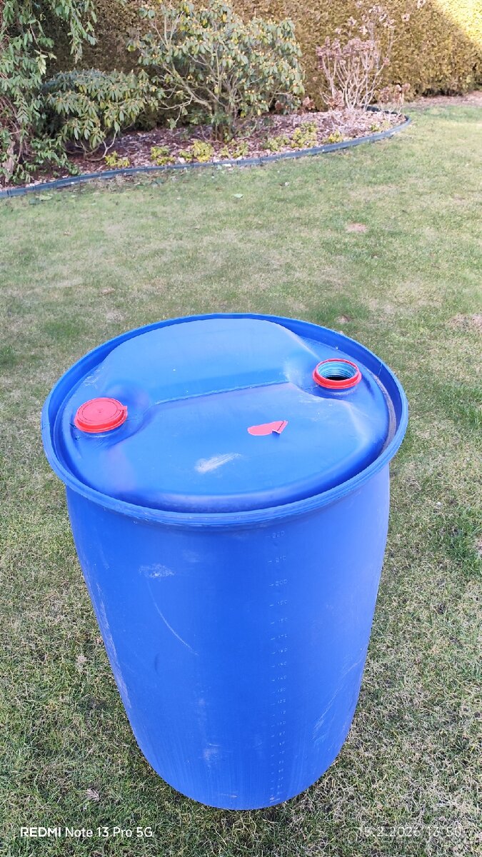 Plastovy sud na vodu 220l
