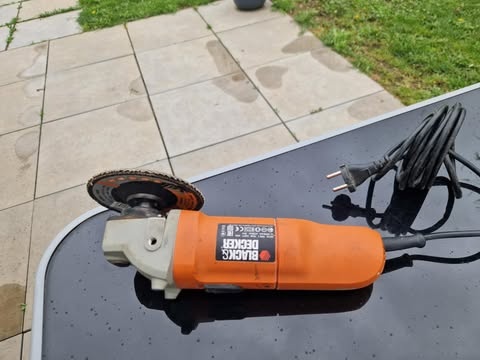 Bruska black decker.