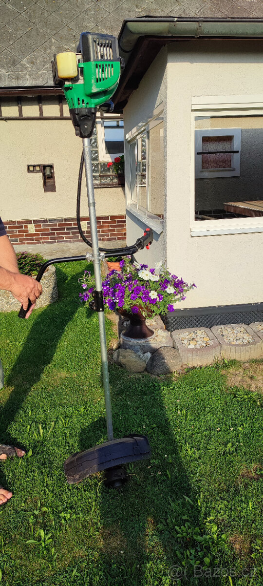 benzínový křovinořez