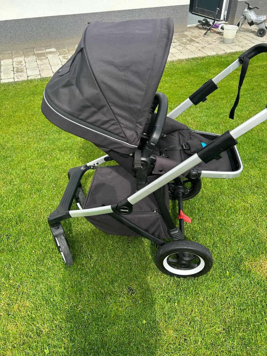 Kočárek Thule Sleek midnight black