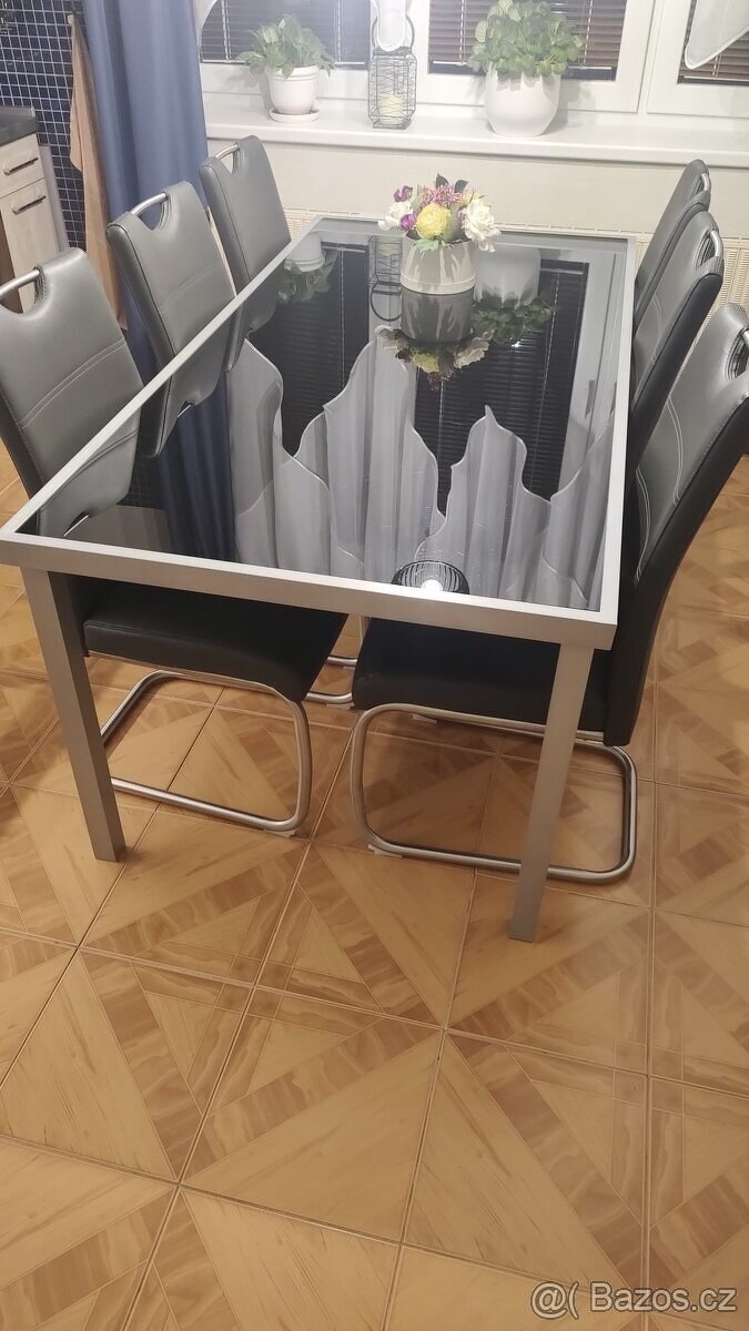 Jídelní stůl