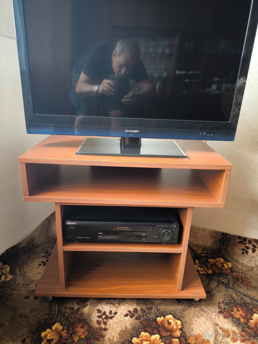 TV stolek na kolečkách