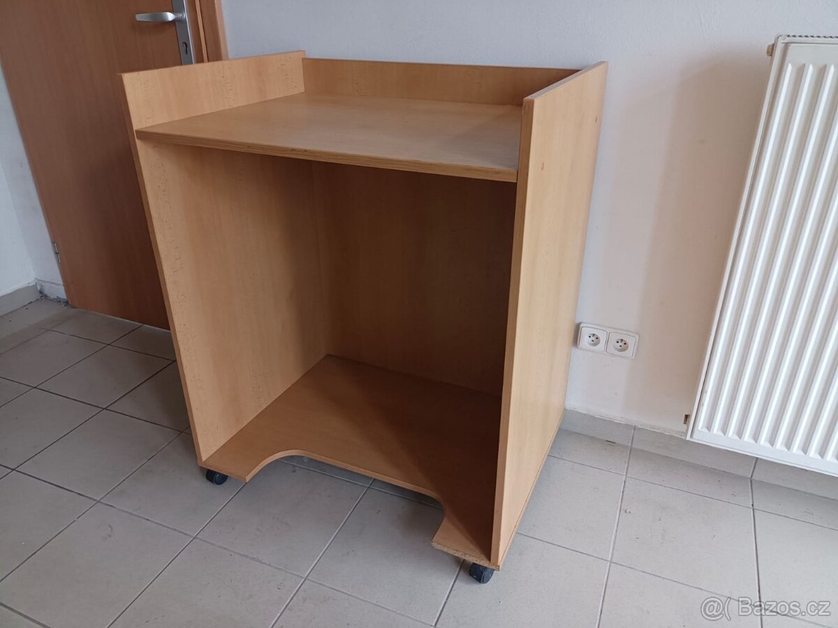 Stolek na koleckách prodejní