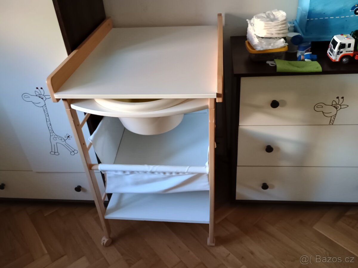 Přebalovací pult s vaničkou