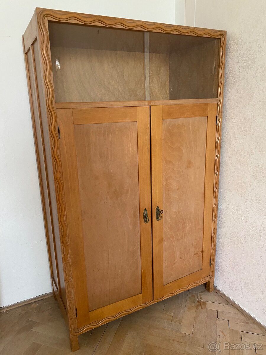 Historická skříň s krásným dekorem