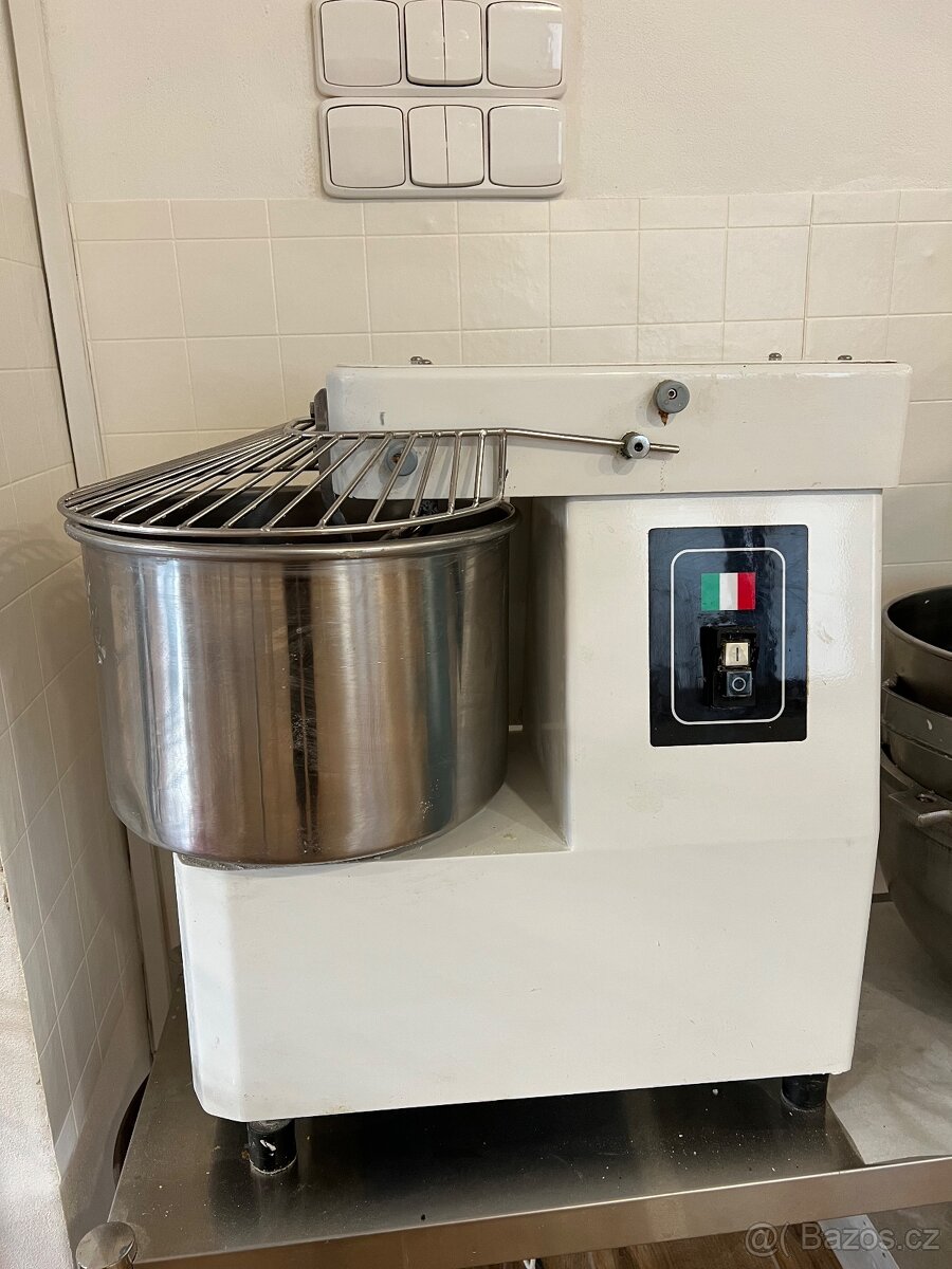 Hnětač 15 litrů / 10 kg