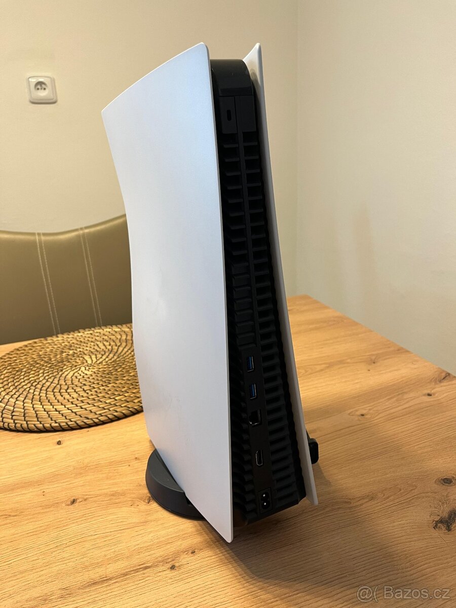 PS5 s mechanikou s příslušentsvím