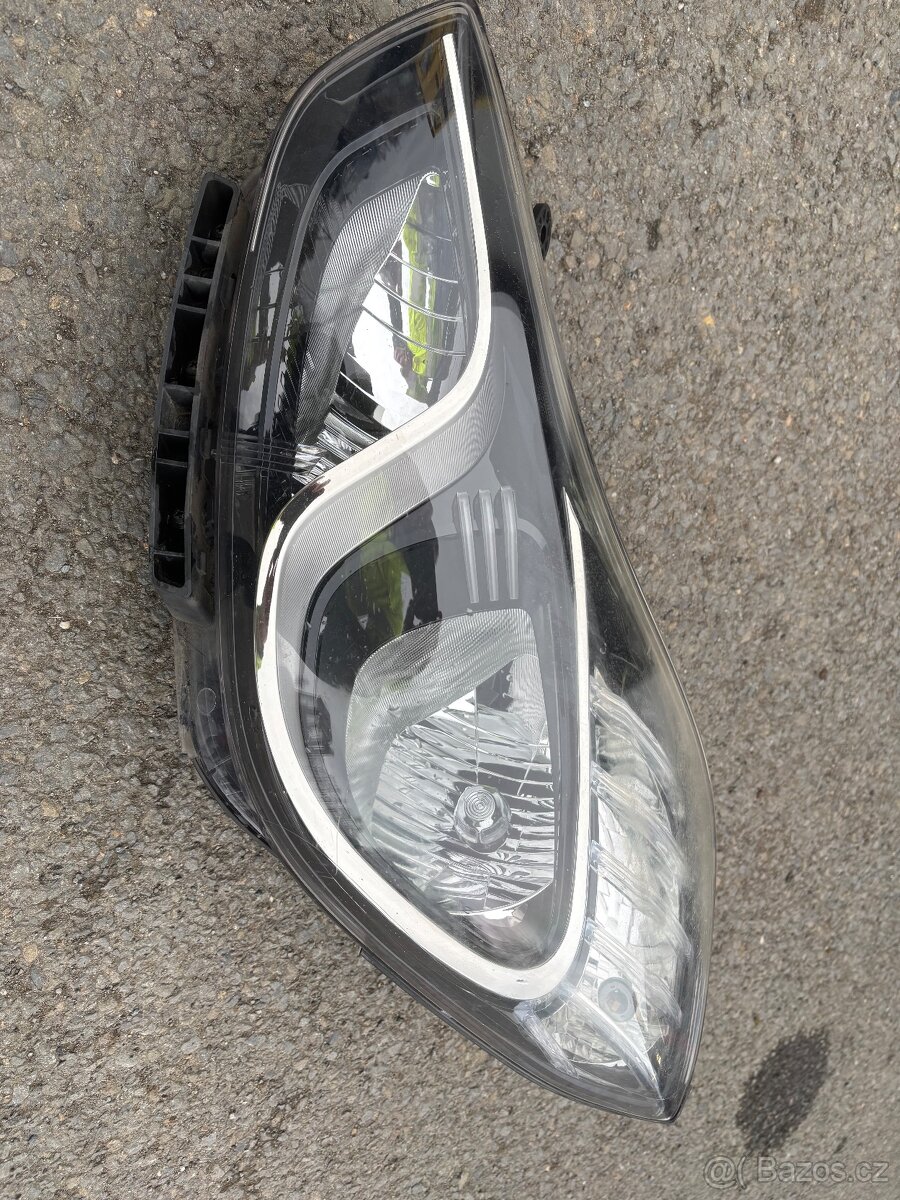 Hyundai ix20 levý přední světlomet