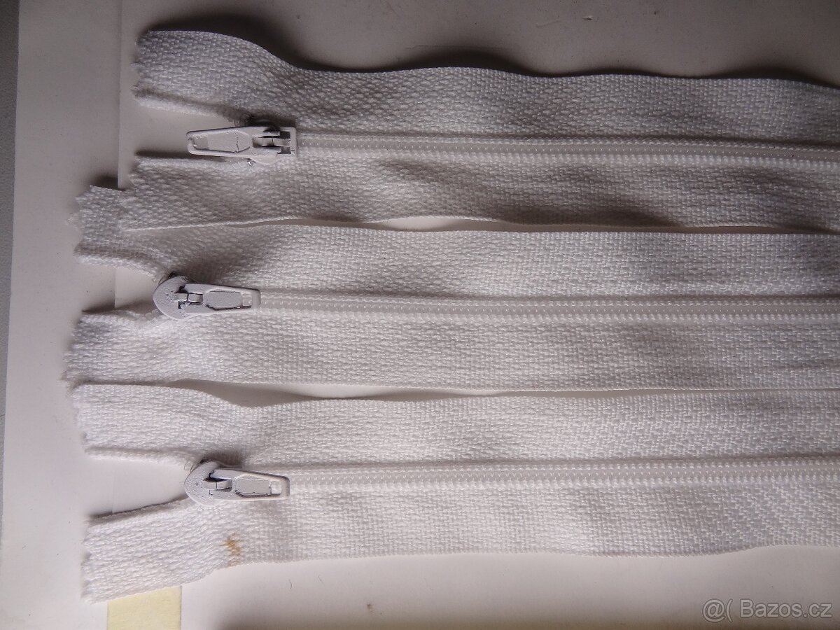 Zip spirálový. Délka cca 90 cm