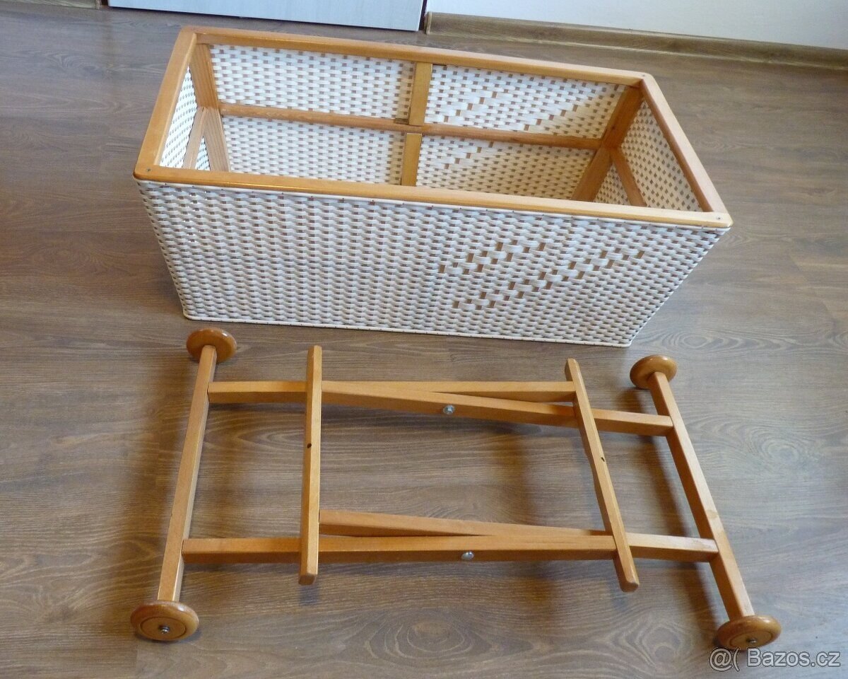 Prodám starožitnou retro pletenou postýlku na kolečkách TOP