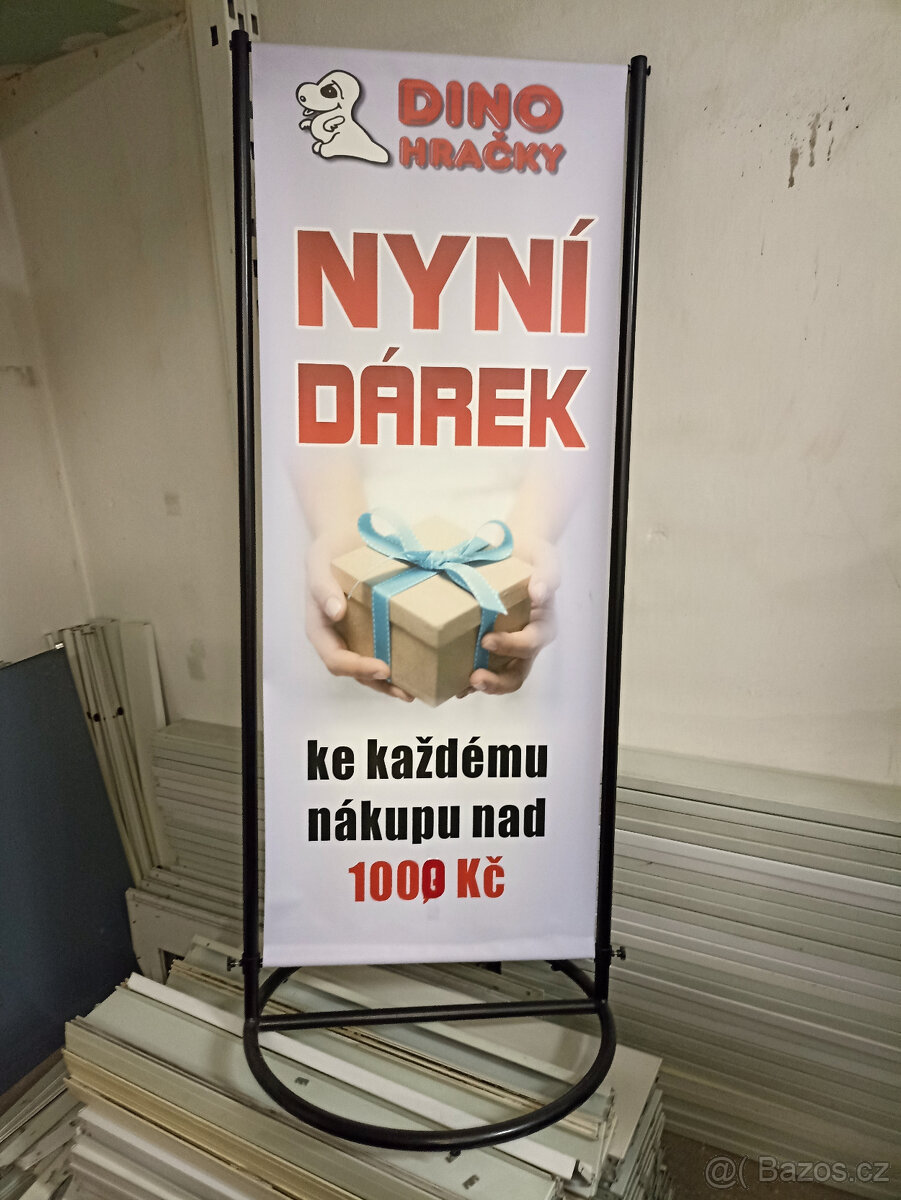 Reklamní stojan s výměnnouplachtou banneru