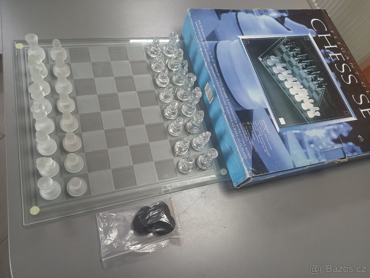 Prodám kompletní velký skleněný šachový set čiré  broušené