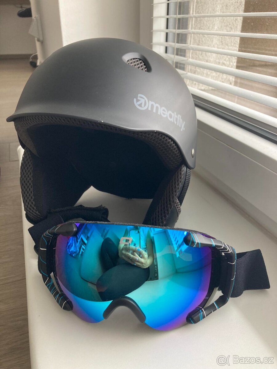 Snowboardová helma Meatfly a brýle