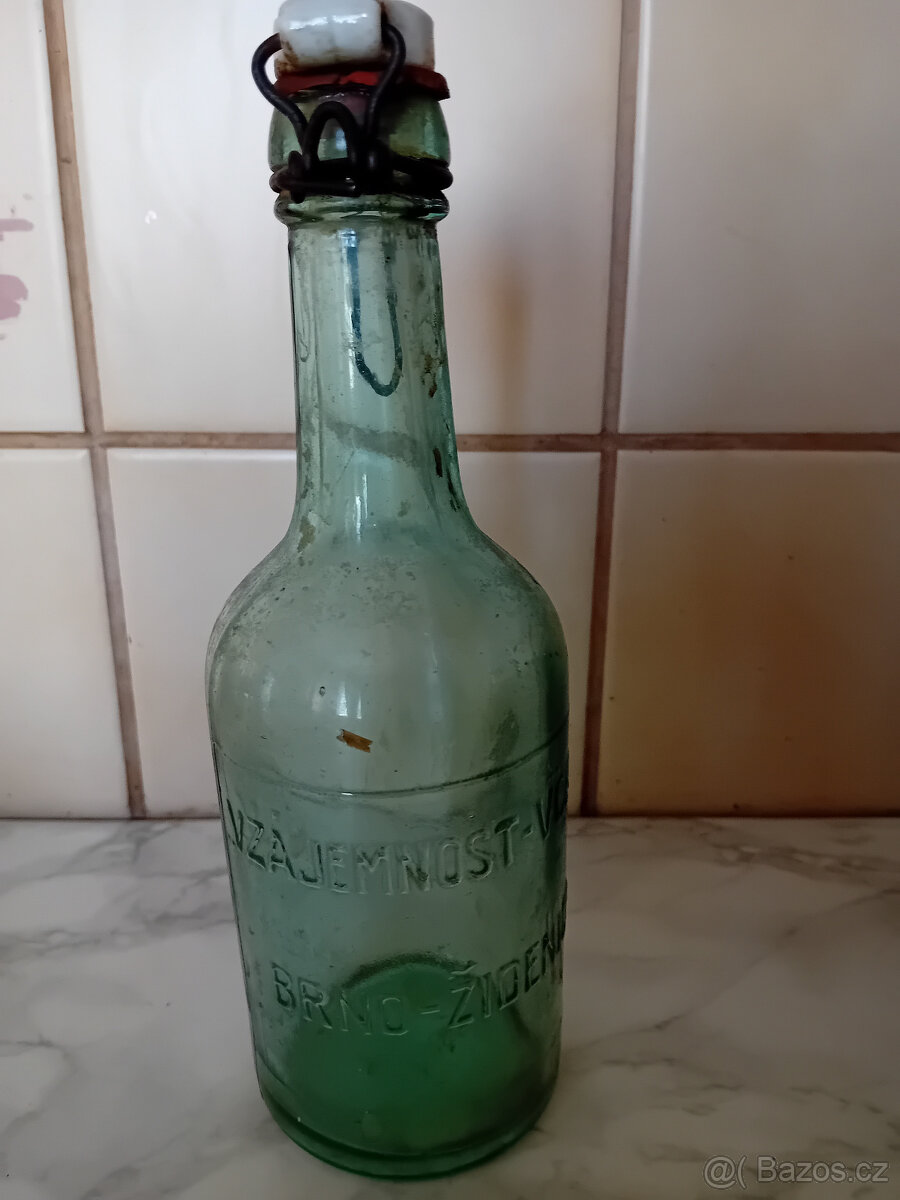 Sklenice s patentním uzávěrem (retro až na jednu)