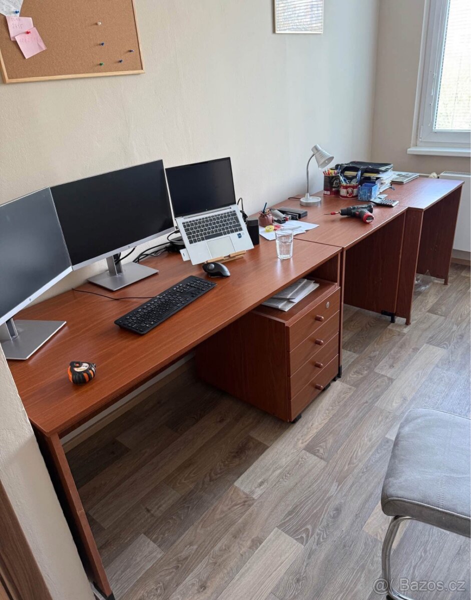 3x pracovní stůl se šuplíky