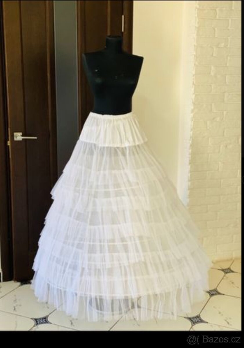 kruhová spodnička narasena