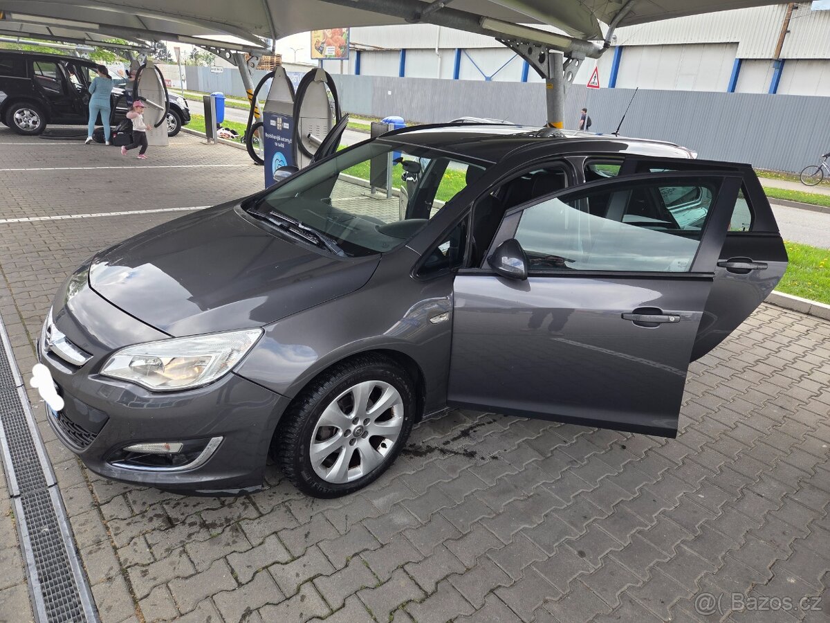 Opel Astra spots tourer 16v benzín