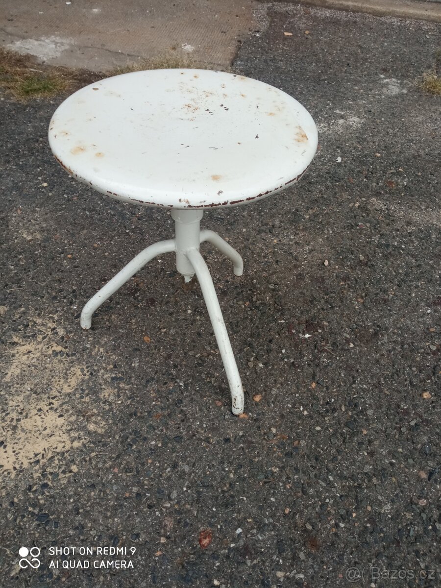 Retro otočná trojnožka
