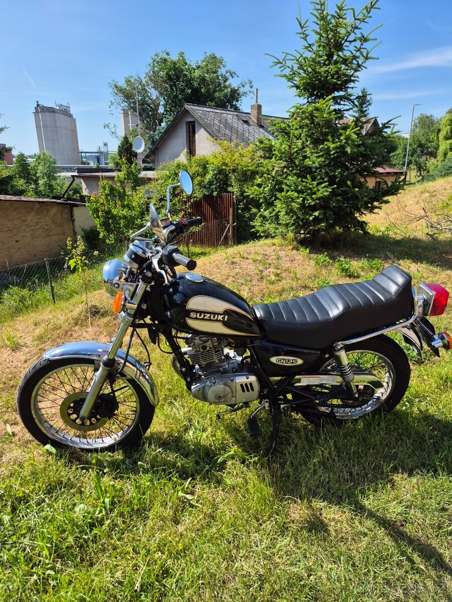Suzuki GN 125 černá