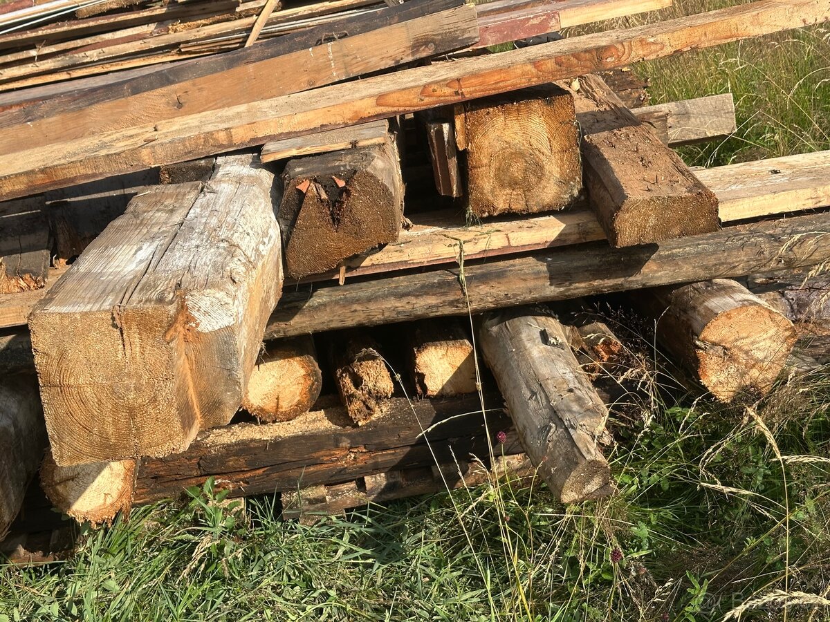 Dřevo z rekonstrukce staré trámy prkna za odvoz