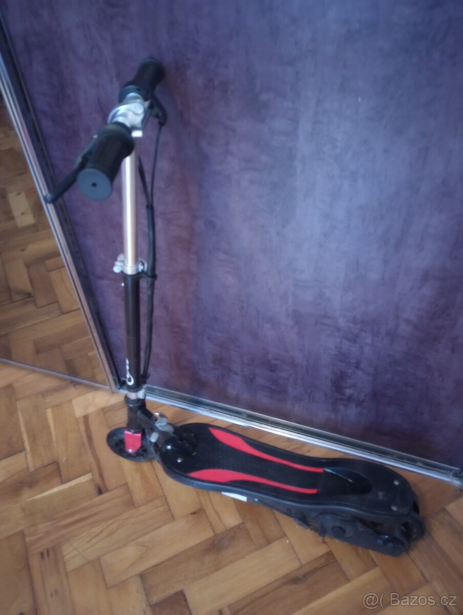Dětská elektrická koloběžka