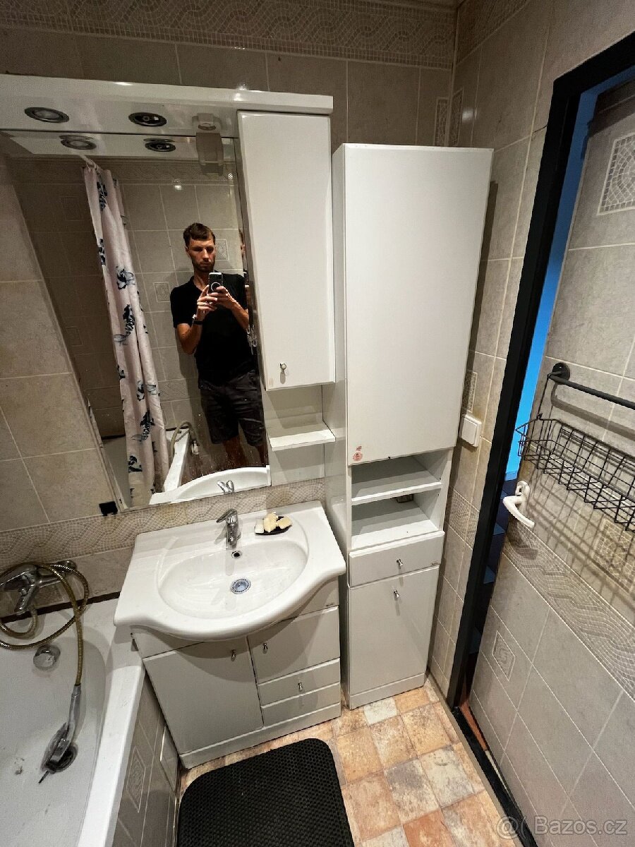 Umyvadlo +baterie + skříňky + zrcadlo