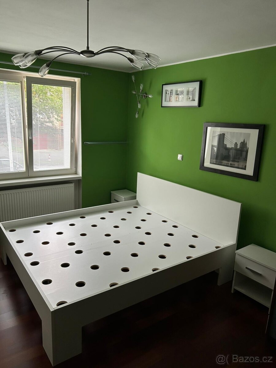 Postel,noční stolky,komoda