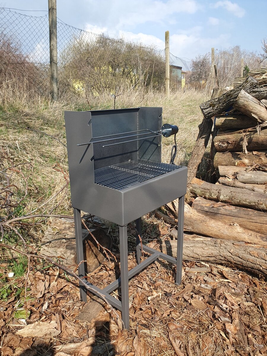 Přenosný gril na kuřata nebo kýtu