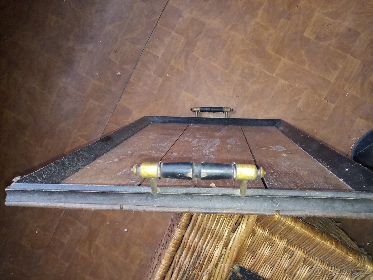 Starožitný dřevěný podnos