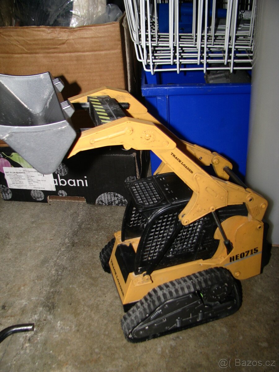 pásový nakladač původně na rc