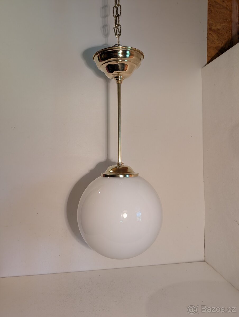 mosazný lustr, velká bílá koule 25 cm, až 3 ks