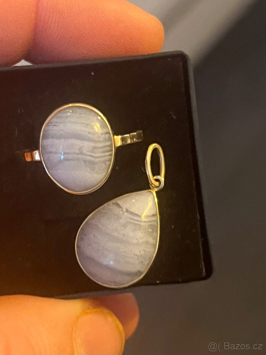 Zlatý prsten a přívěsek s chalcedonem