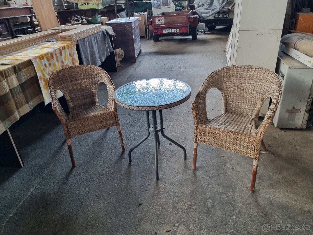 Dvě křesla a stolek