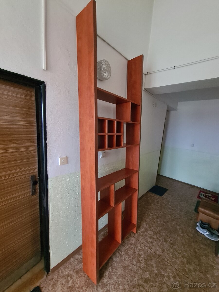 Dělící stěna/soustava poliček/knihovna
