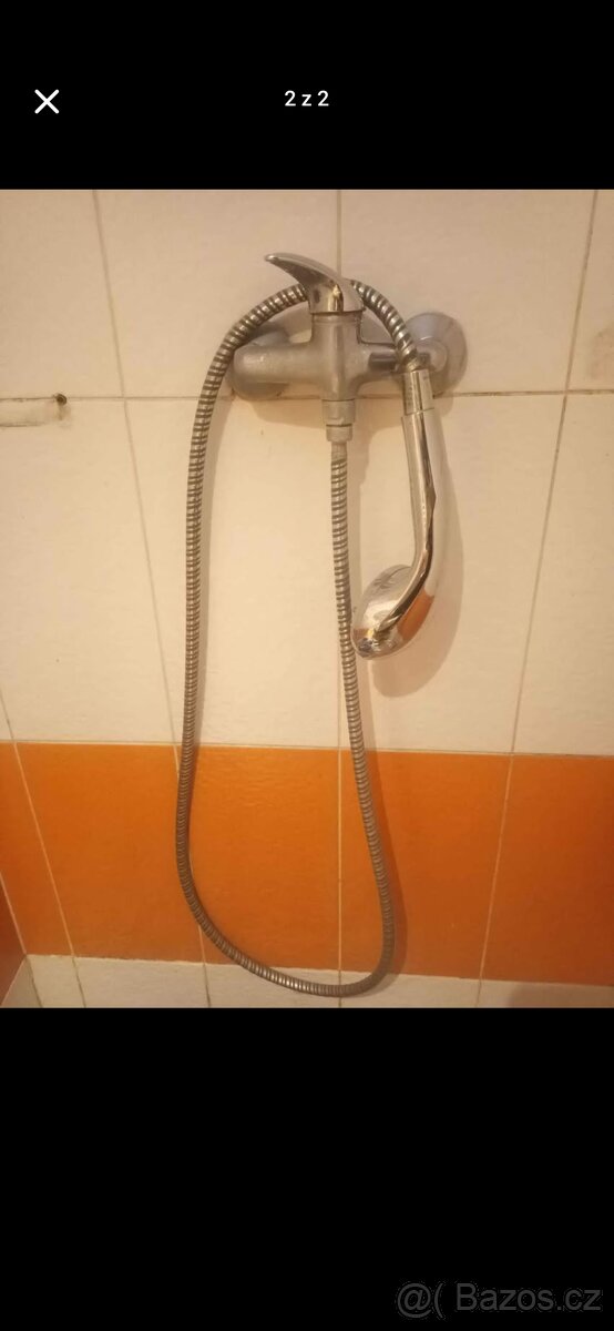 Umyvadlo s kohoutem, sprchový kohout