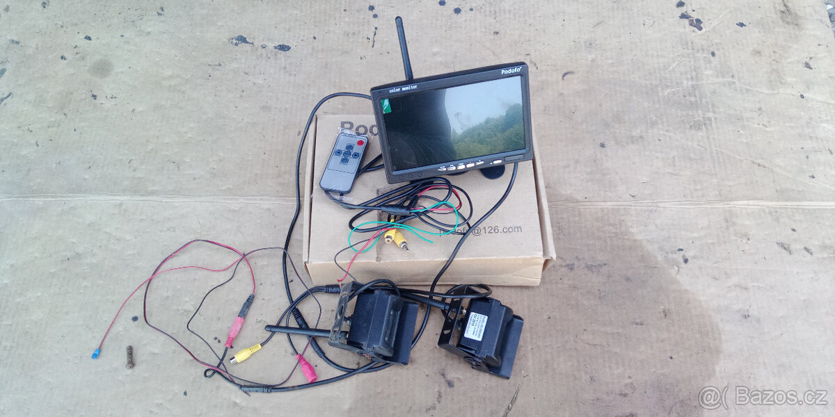 Velký barevný monitor + dvě bezdrátové couvací kamery