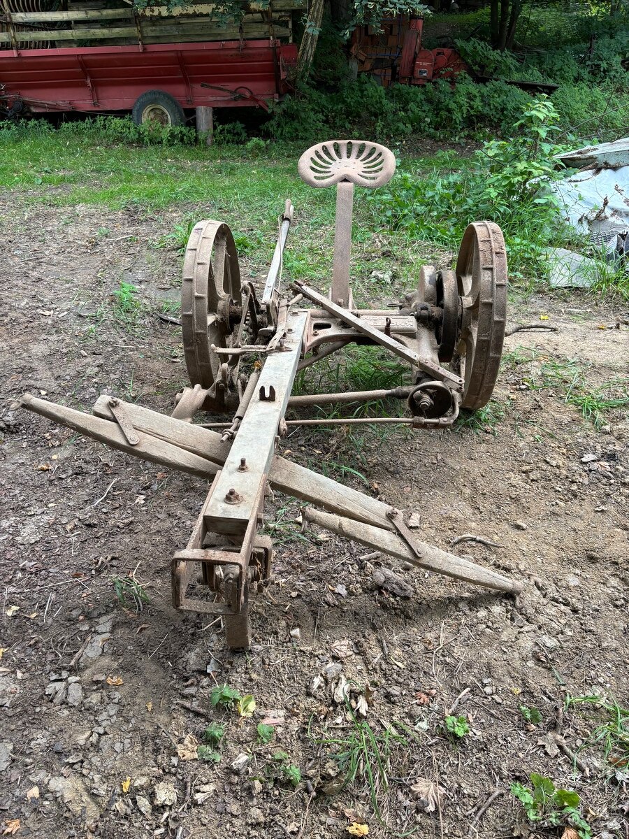 Koňská sekačka, Knotek