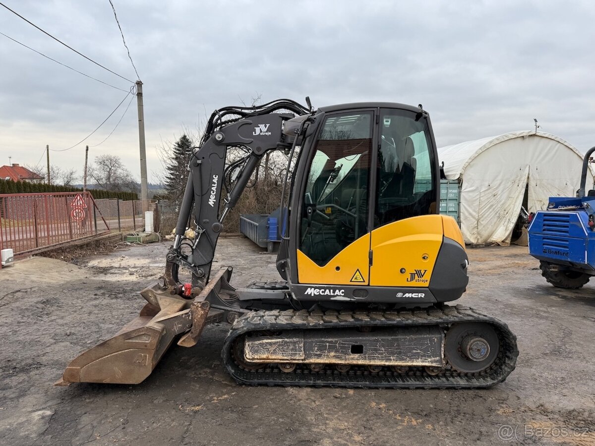 MECALAC 8MCR , 2500 Mth, centrální mazání, dobrý stav