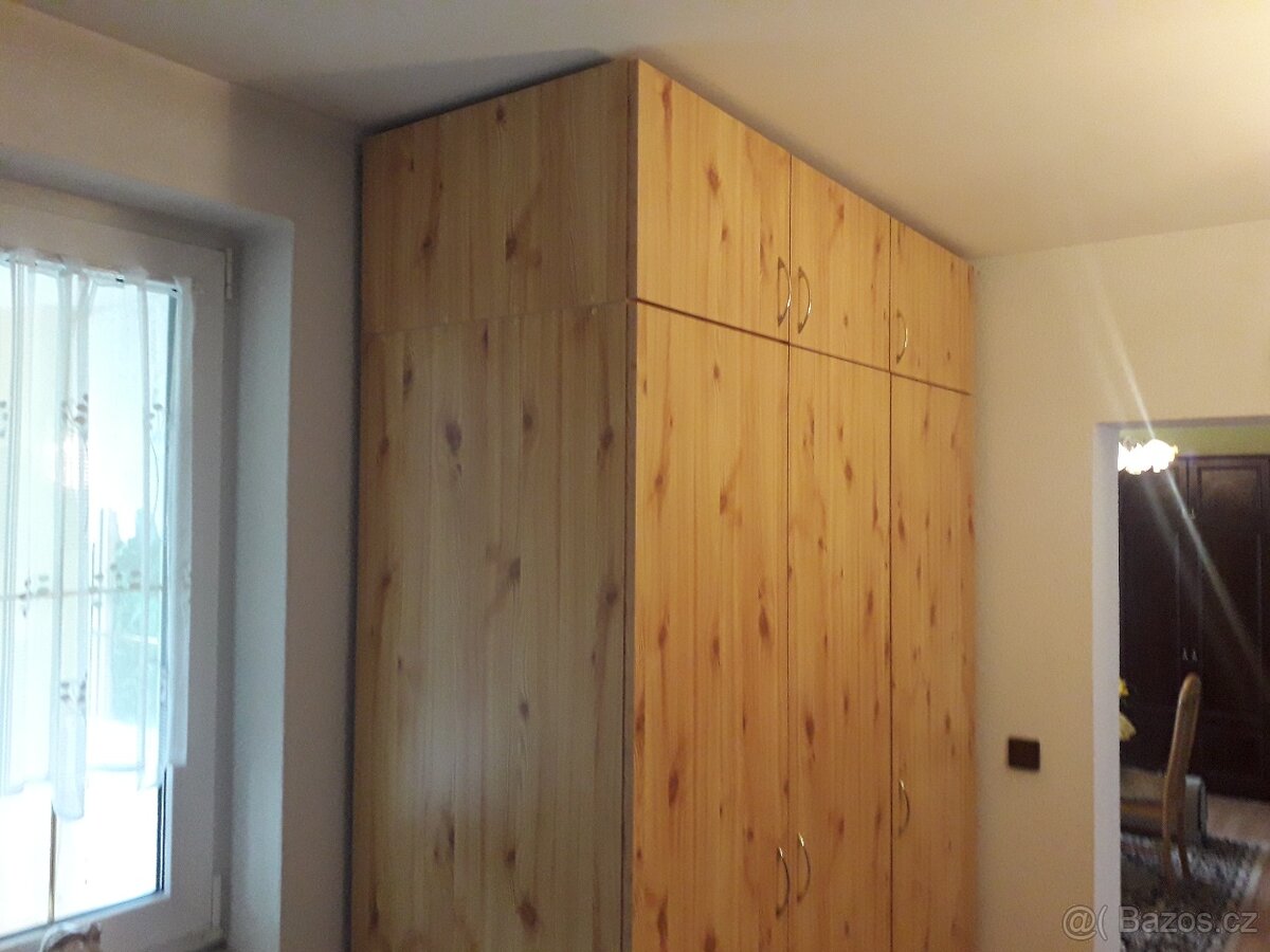 Skříň z DTD Lamina borovice