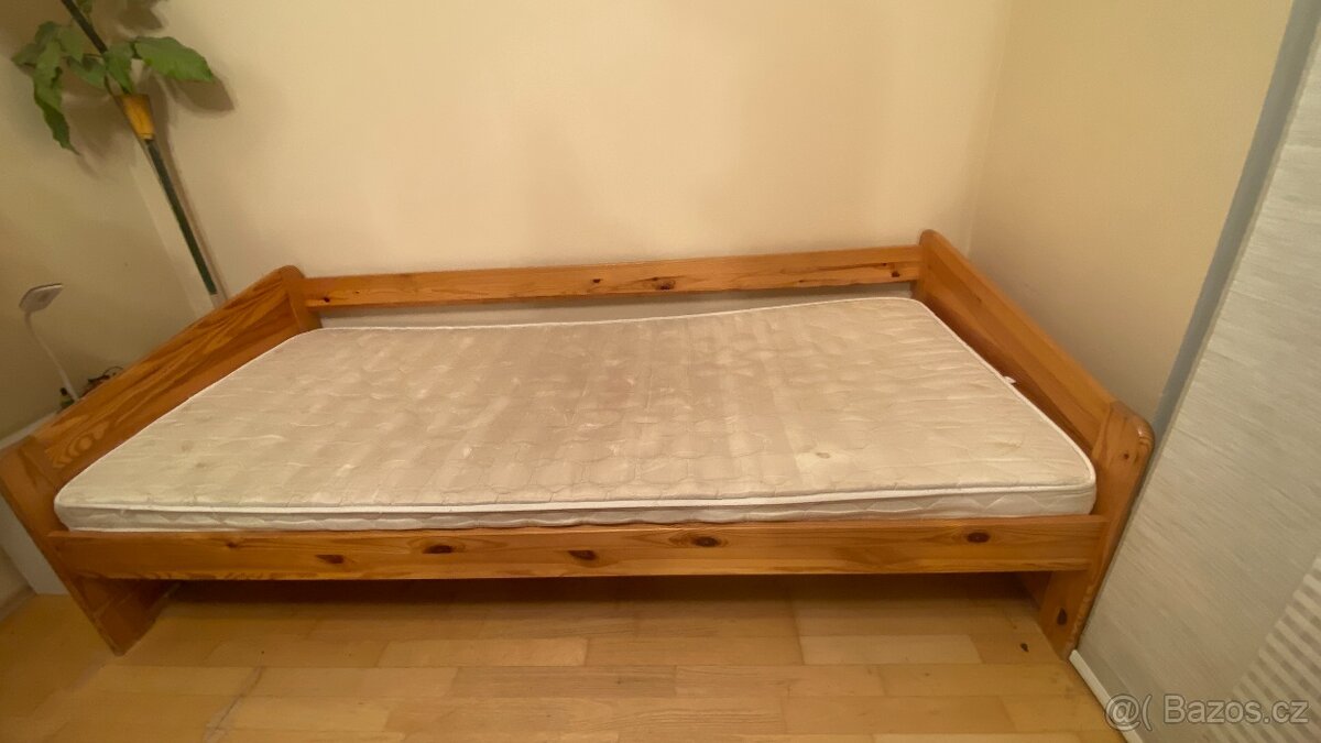 Jednolůžková dřevěná postel – ideální pro hosta nebo děti