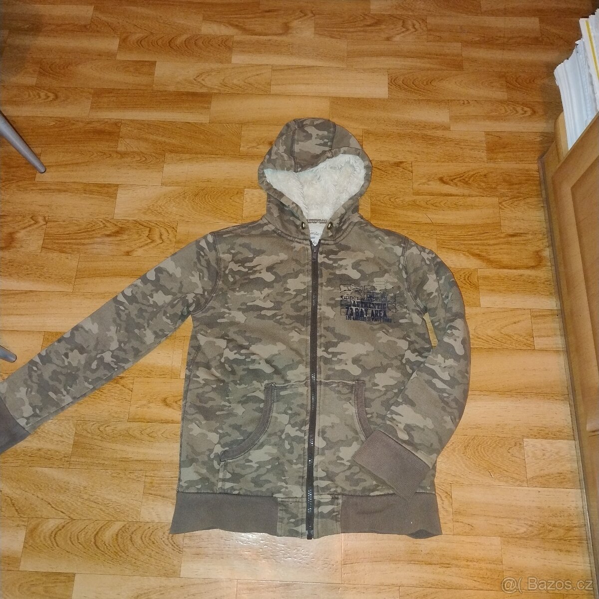 Teplá maskáčová bunda s kapucí