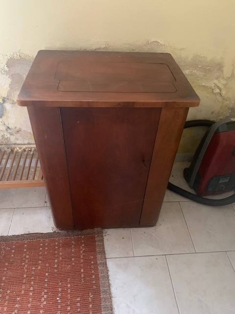 klasický šlapací šicí stroj