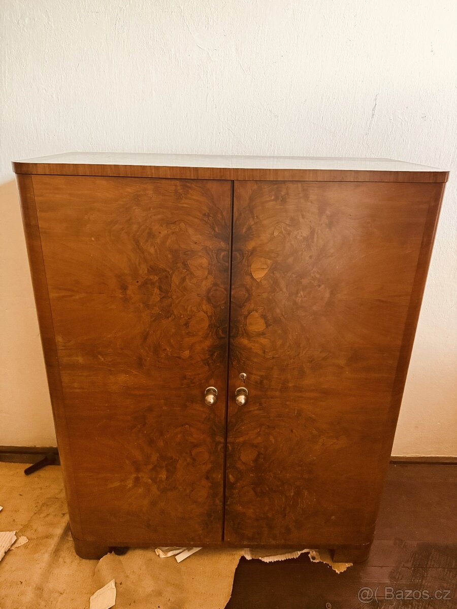 Prodej starožitných skříní a zrcadlové stěny